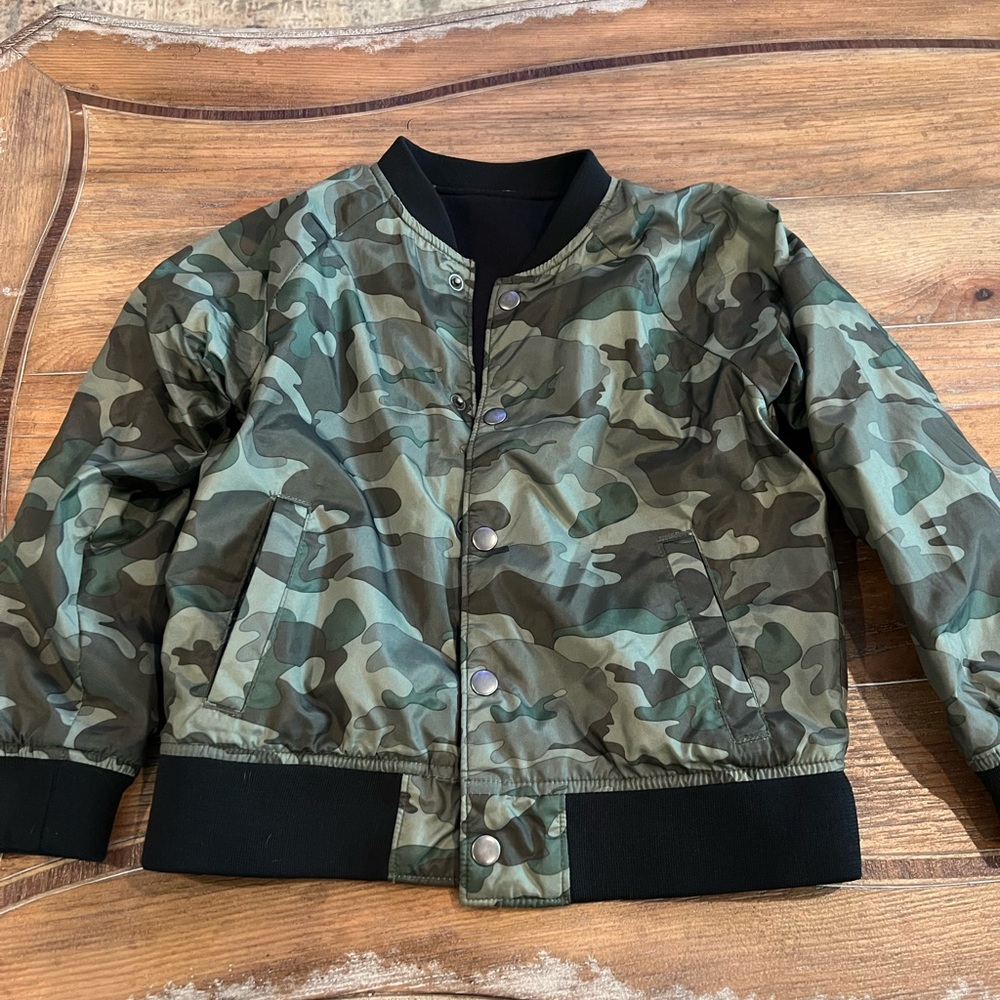 Reversible camo/black jacket. Size 7.
